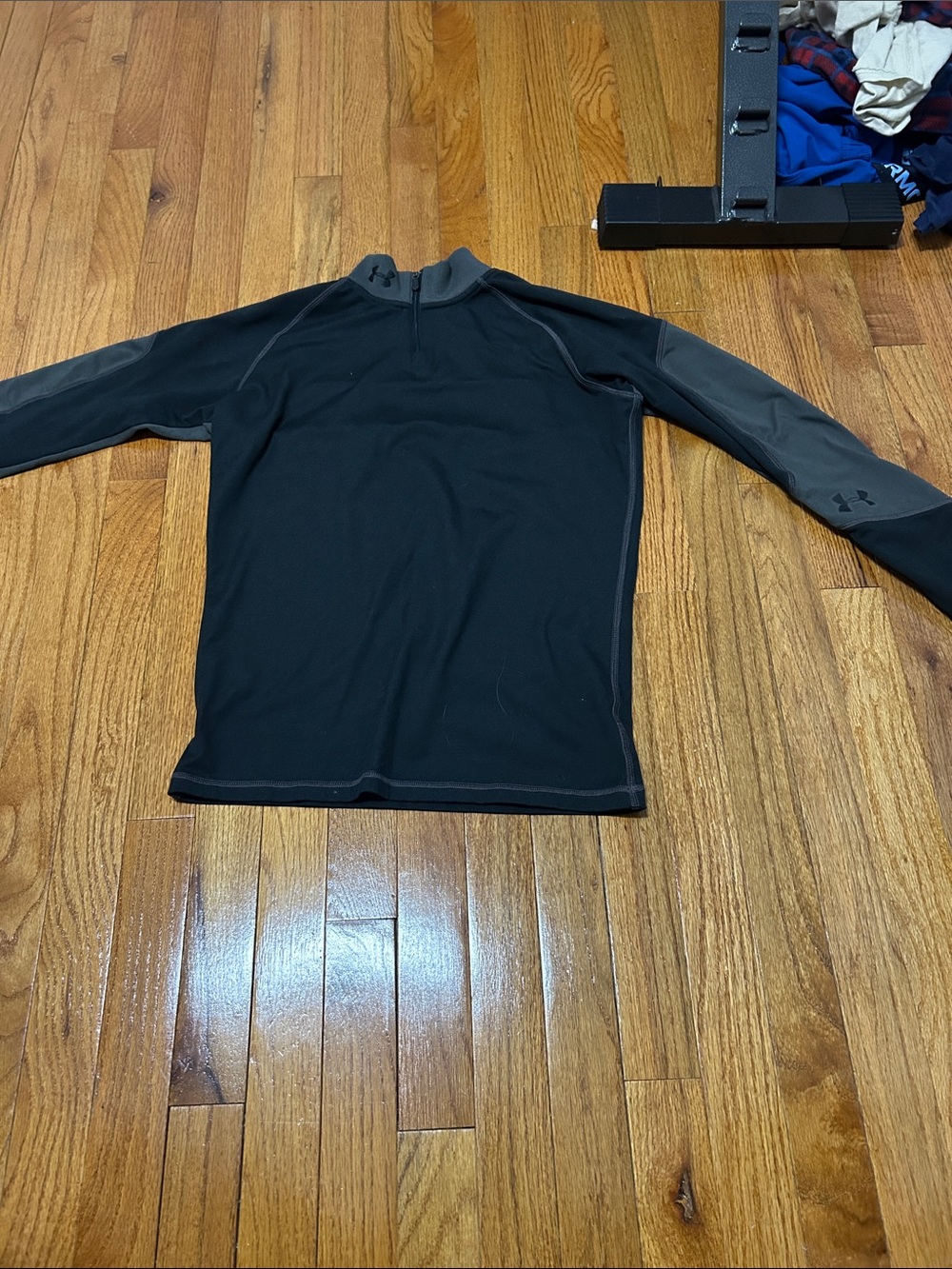 Under Armour Men’s Black and Charcoal Long-Sleeve Swim Rash Guard